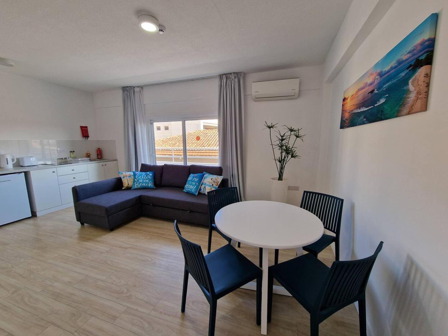 Kitieos Central Apts 100M From Finikoudes Beach Larnaca Bagian luar foto