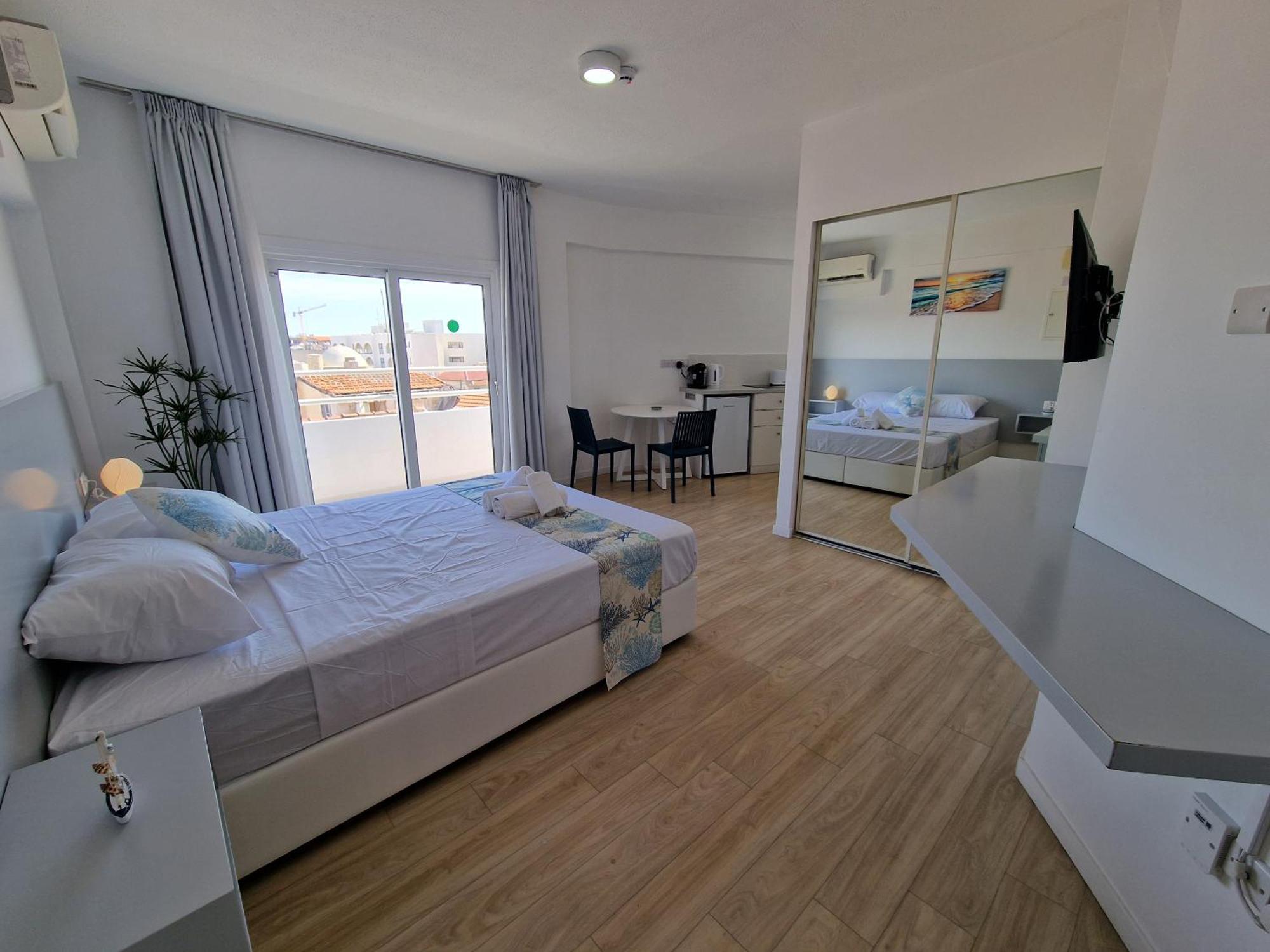 Kitieos Central Apts 100M From Finikoudes Beach Larnaca Bagian luar foto